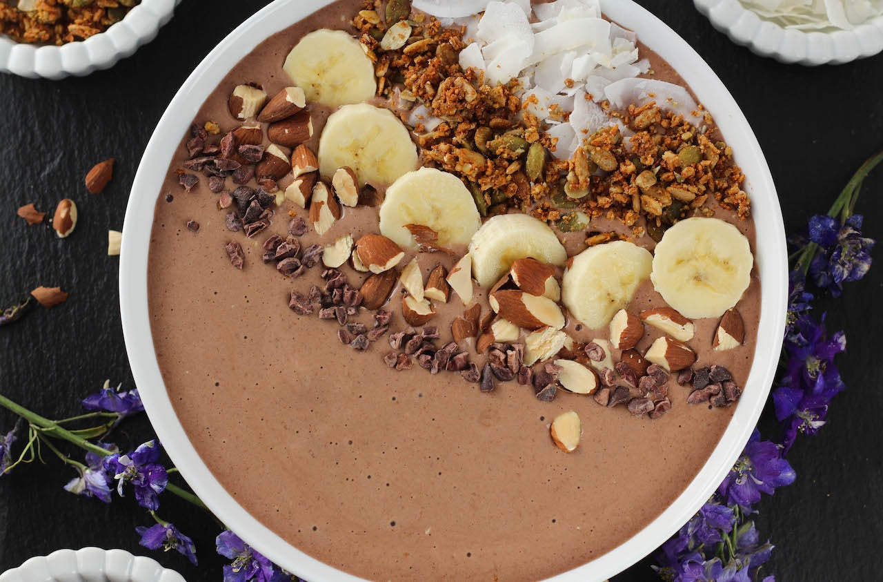 Köstliche Schokoladen-Haselnuss-Protein-Smoothie-Bowl mit BeVego